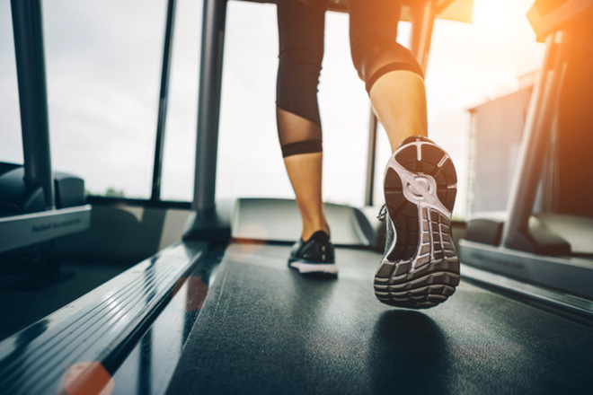 Sportcoaching: Frau auf einem Laufband