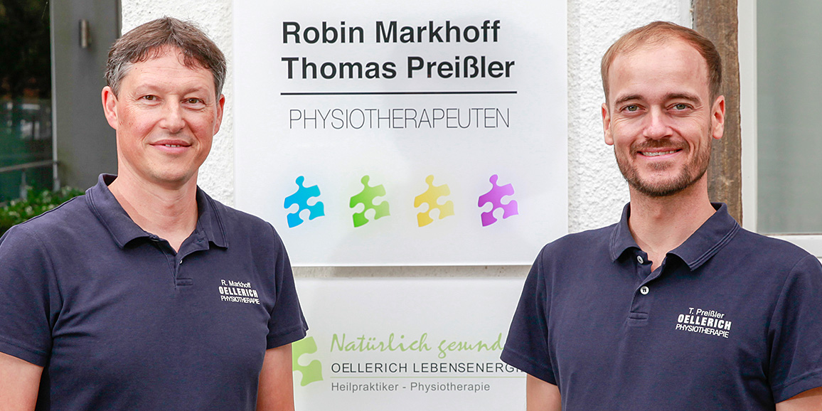 Die Physiotherapeuten Robin Markhoff und Thomas Preißler vor der Praxis